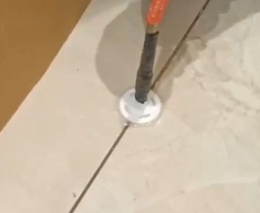贵溪瓷砖空鼓维修公司专业解答瓷砖在铺贴过程中，如果没有涂抹均匀到位的粘结材料（如水泥砂浆或瓷砖胶），可能会导致以下问题
