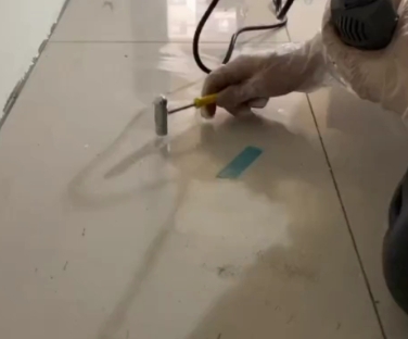 贵溪瓷砖开裂维修公司专业分享瓷砖在铺贴前如果没有沥干水分，将会导致以下问题